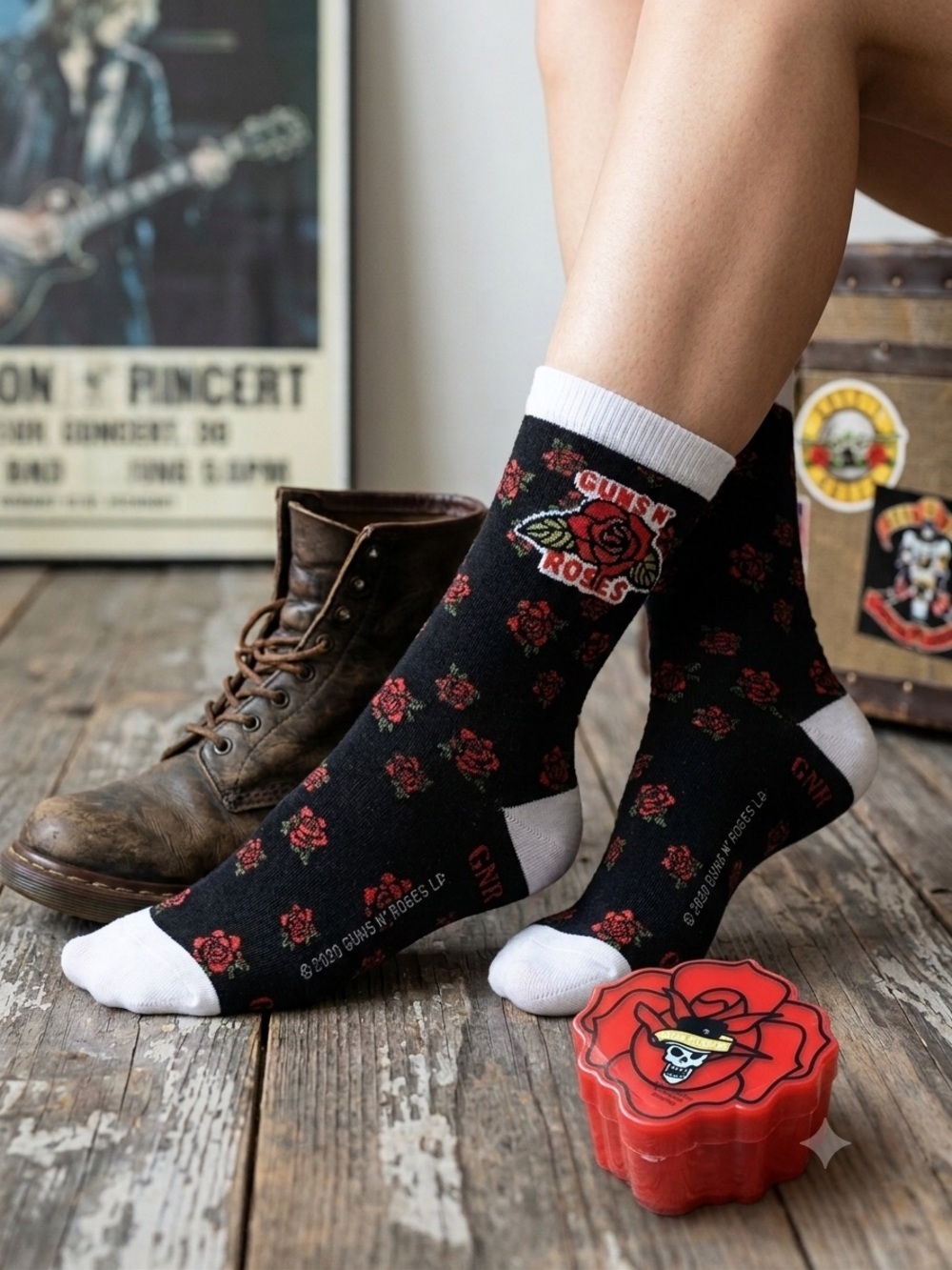 NIB NWT Guns-N-Roses Black & White Rose-Pattern Crew Socks in Gift Box OS